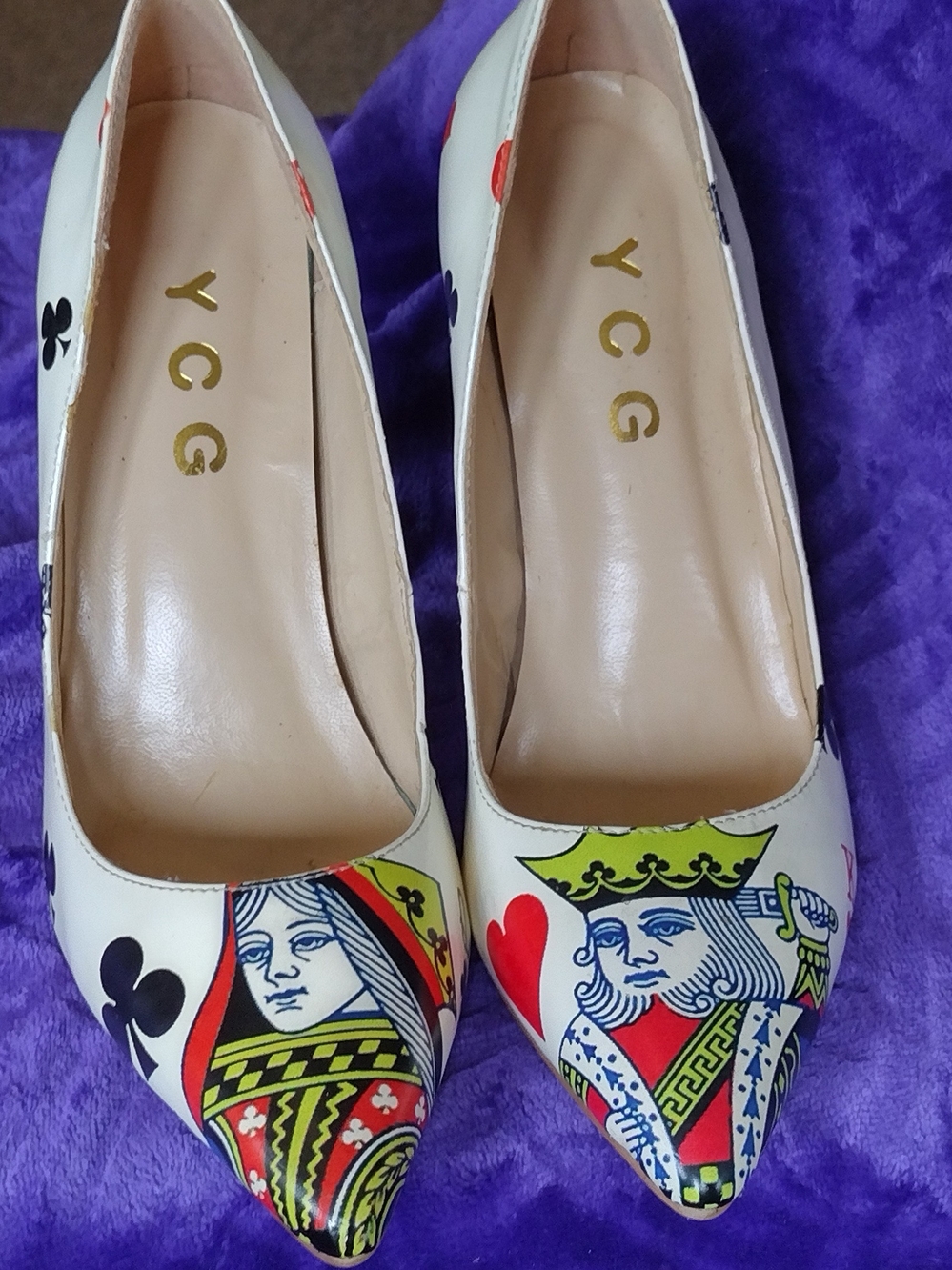YCg White Pointed-Toe Pumps with Playing Card King & Queen Print